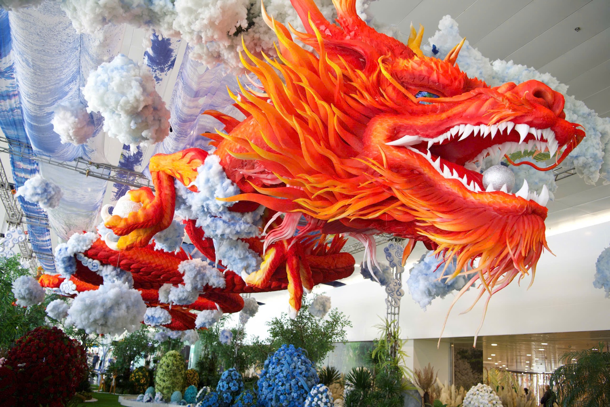 Biểu tượng Rồng thiêng tại sân bay Nội Bài 1 Choáng ngợp trước biểu tượng rồng thiêng đỏ rực tại sân bay Nội Bài - Ảnh 1.