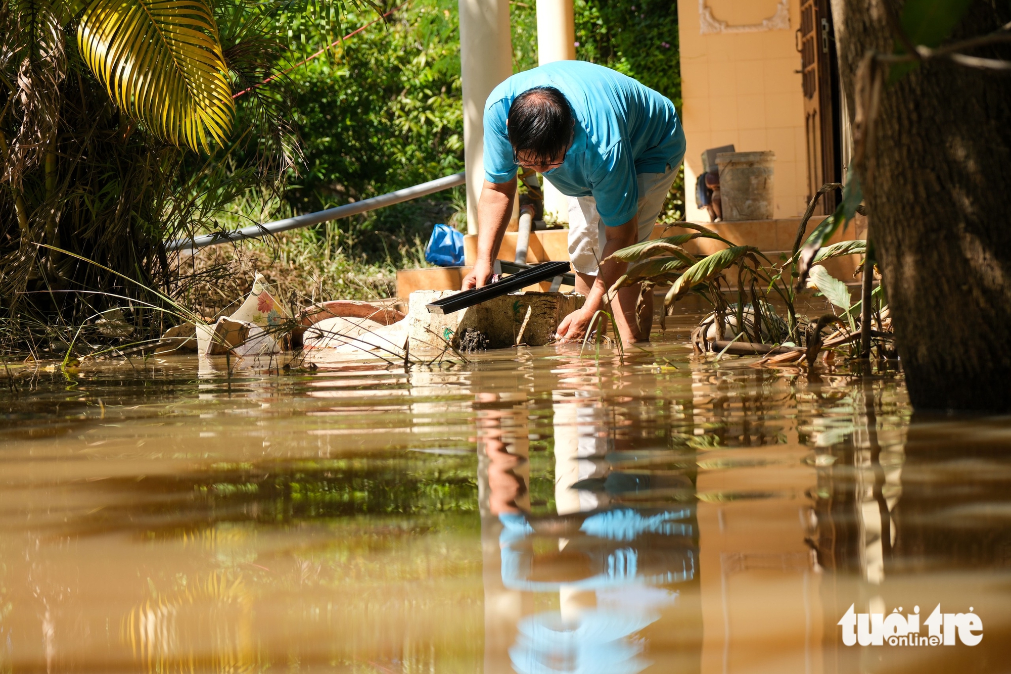 Bình Thuận lũ rút chậm, người dân gượng dậy sau hai 'đòn nước' dữ 1 Bình Thuận lũ rút chậm, người dân gượng dậy sau hai 'đòn nước' dữ - Ảnh 1.