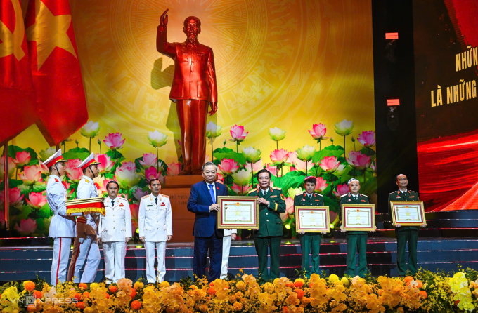 Tổng Bí thư Tô Lâm trao danh hiệu Anh hùng lực lượng vũ trang nhân dân cho các tập thể. Ảnh: Giang Huy