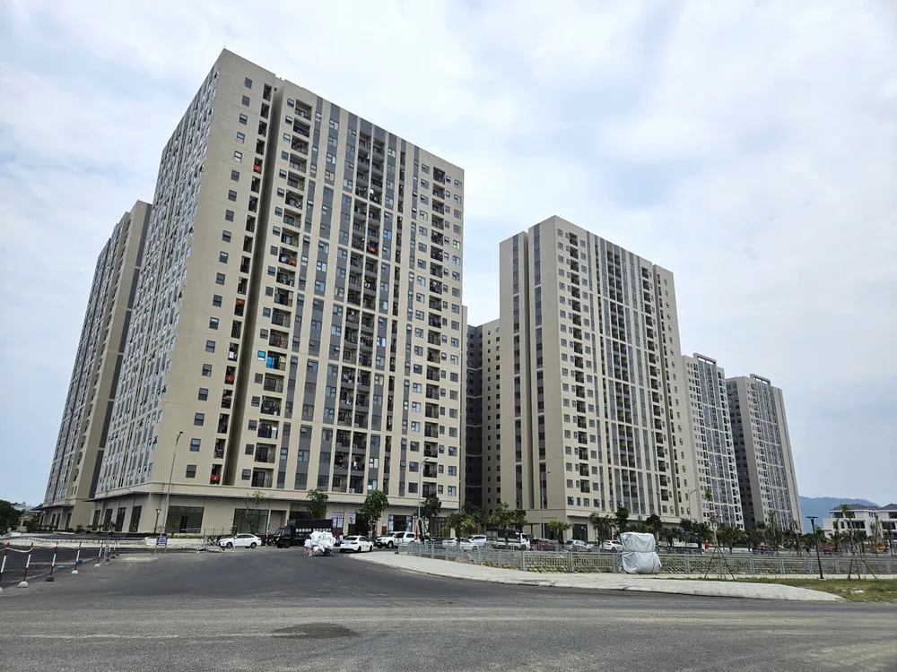 Bộ Chính trị yêu cầu hoàn thành mục tiêu xây dựng 1 triệu căn hộ nhà ở xã hội trước năm 2030; mở rộng đối tượng mua, thuê mua, thuê nhà ở xã hội. Ảnh: TẤN VIỆT nha-o-xa-hoi-1.jpg