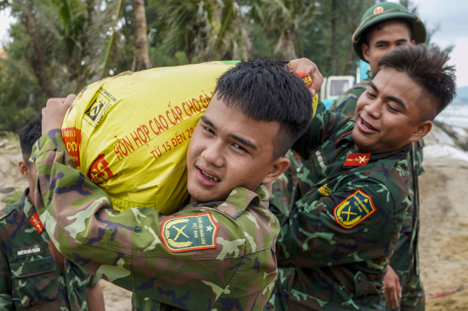 Bộ đội giúp khắc phục sạt lở bờ biển Hội An, TP Đà Nẵng, ngày 4/11/2025. Ảnh: Nguyễn Đông