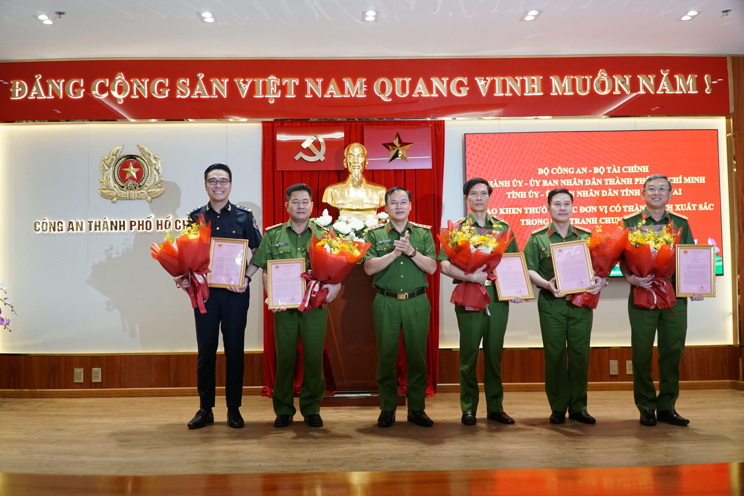 Bộ Công an thưởng nóng lực lượng phá đường dây ma túy xuyên quốc gia, thu 174kg ma túy 1 Bộ Công an thưởng nóng lực lượng phá đường dây ma túy xuyên quốc gia, thu 174kg ma túy - Ảnh 1.