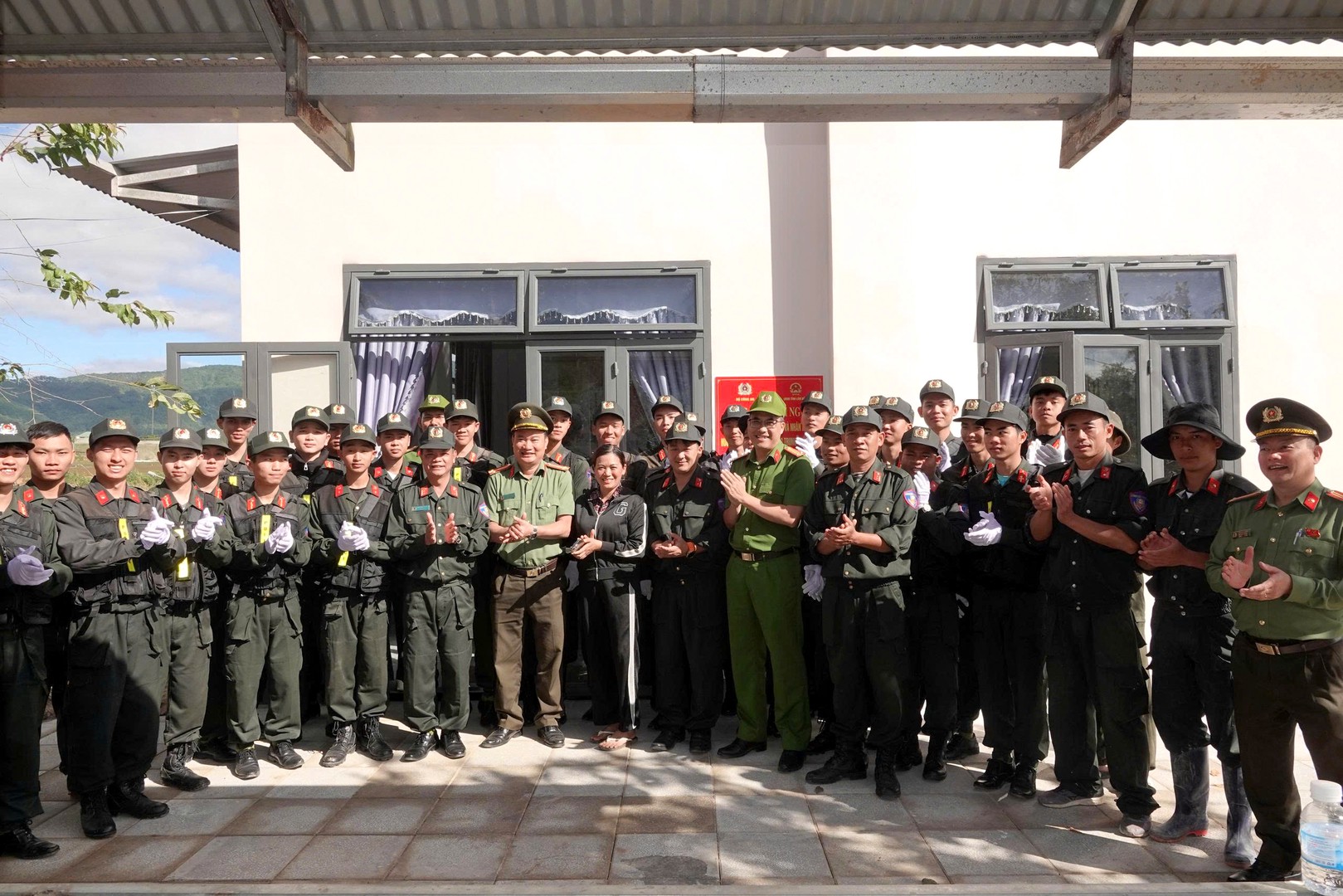 Quá nhanh: Bộ Công an và tỉnh Lâm Đồng bàn giao nhà cho người dân vùng lũ chỉ sau 18 ngày thi công- Ảnh 1.