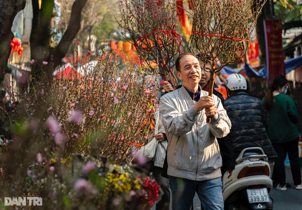 Bộ Tài chính đã cấp đủ kinh phí tặng quà Tết và chào mừng Đại hội Đảng XIV - 1