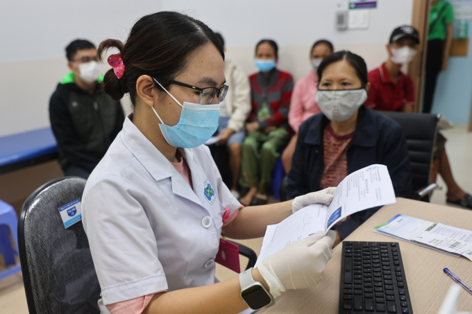 Bác sĩ khám bệnh tại Bệnh viện Ung Bướu TP HCM cơ sở 2, TP Thủ Đức. Ảnh: Quỳnh Trần