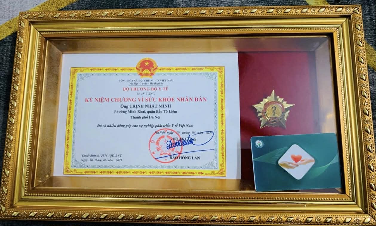 Bộ trưởng Bộ Y tế Đào Hồng Lan vừa ký truy tặng Kỷ niệm chương “Vì sức khỏe nhân dân” cho anh Trịnh Nhật Minh.