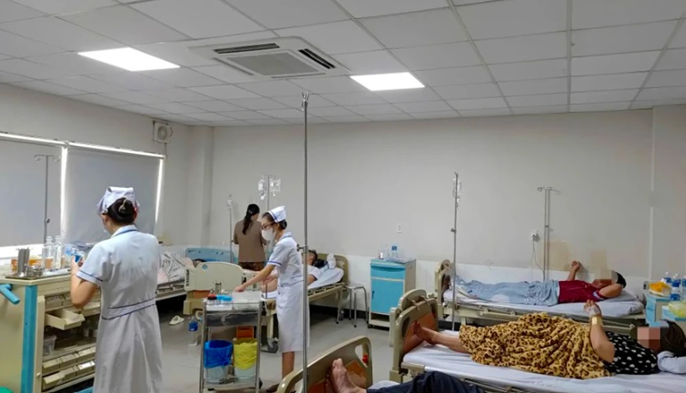 Các bệnh nhân ở Phan Thiết đang nhập viện điều trị. ngộ độc thực phẩm