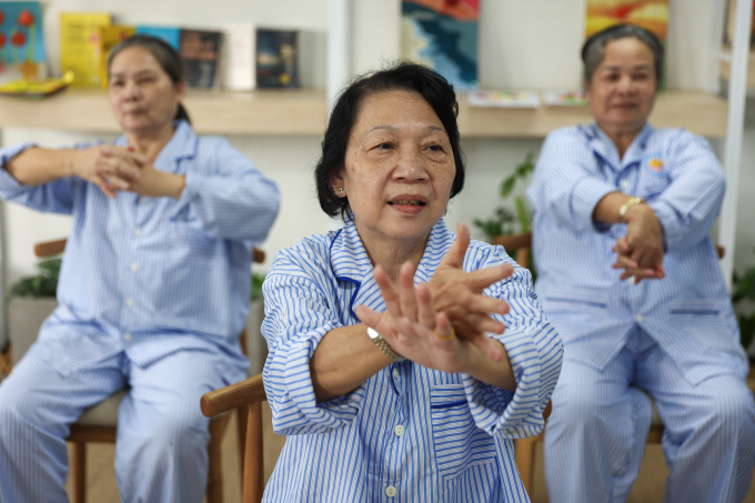 Người cao tuổi tham gia dịch vụ dưỡng lão bán trú tại Bệnh viện Phục hồi chức năng - Điều trị bệnh nghề nghiệp TP HCM, tháng 10/2025. Ảnh: Quỳnh Trần