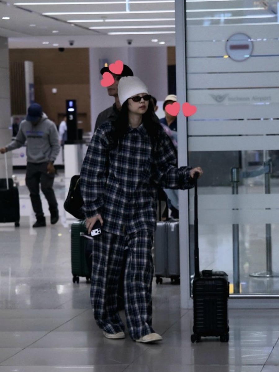 Bộ đồ ngủ khiến Jennie (BLACKPINK) dính tin yêu mãnh liệt nam thần đẹp trai nhất thế giới- Ảnh 1. Bộ đồ ngủ khiến Jennie (BLACKPINK) dính tin yêu mãnh liệt nam thần đẹp trai nhất thế giới- Ảnh 1.