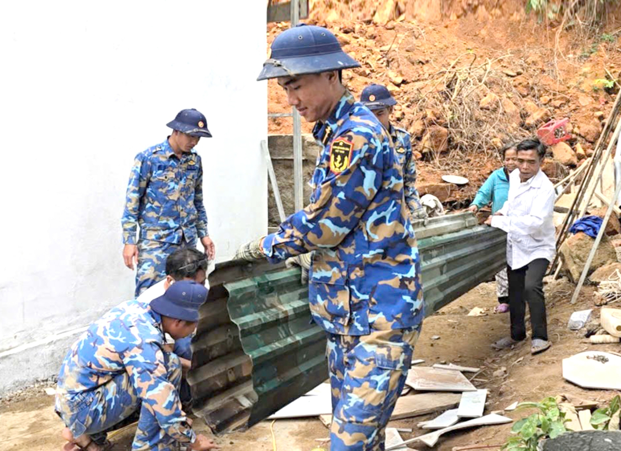 Bộ đội dựng lại mái ấm cho dân trước Tết - Ảnh 1.