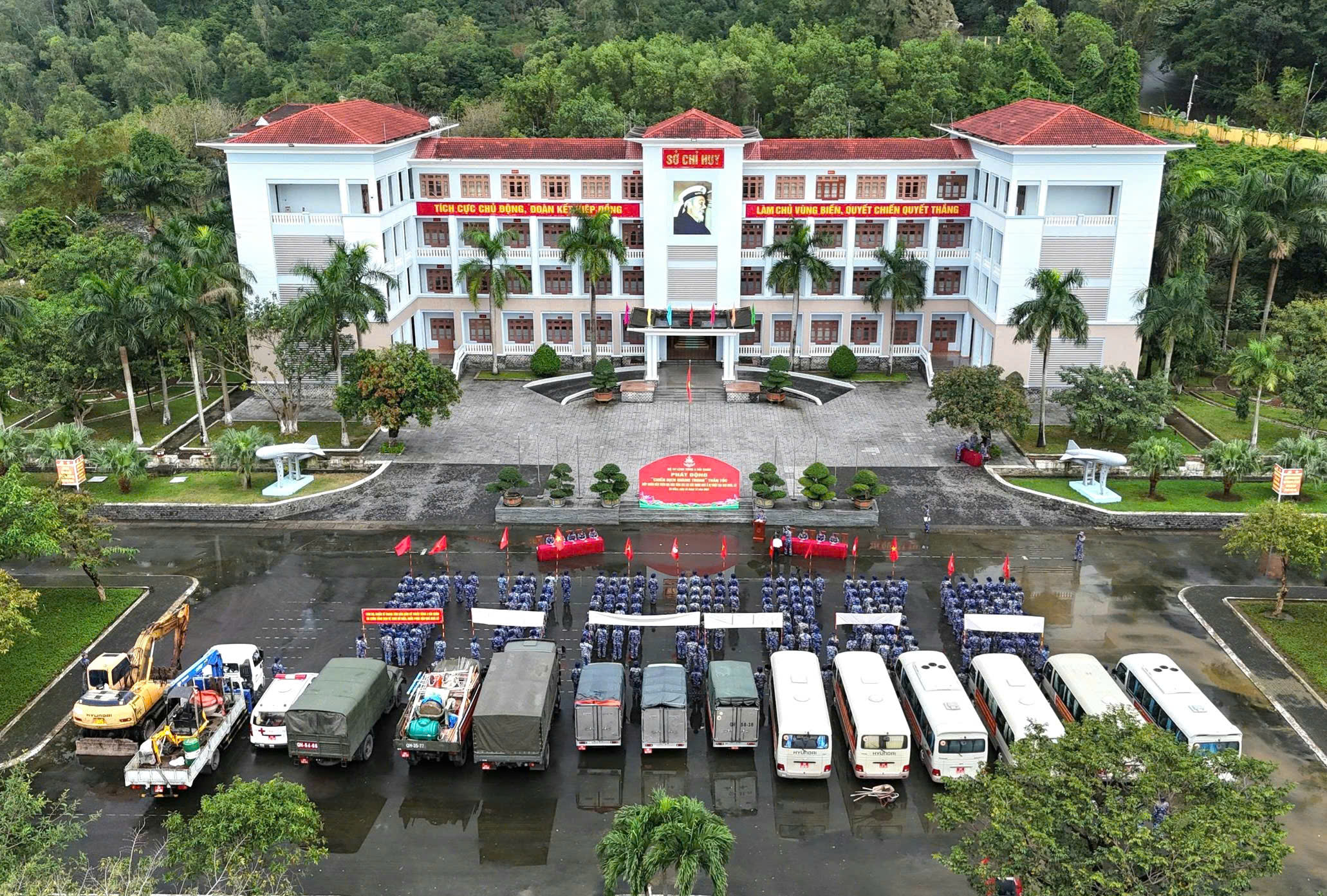 Bộ đội hải quân lên đường xây nhà cho người dân vùng lũ Bình Định cũ 1 Chiến dịch Quang Trung - Ảnh 1.