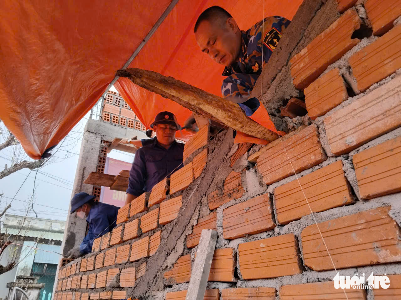 Bộ đội vào vai 'thợ đụng', thợ điện nước, thần tốc xây nhà cho dân vùng lũ 1 Bộ đội vào vai 'thợ đụng', thợ điện nước, thần tốc xây nhà cho dân vùng lũ - Ảnh 1.