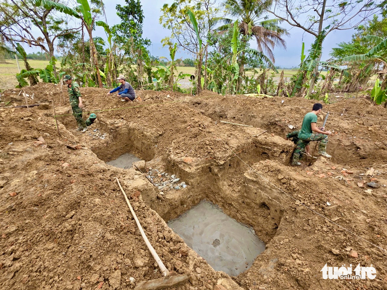 Bộ đội xuyên đêm xây nhà cho dân vùng lũ Phú Yên 1 xây nhà - Ảnh 1.