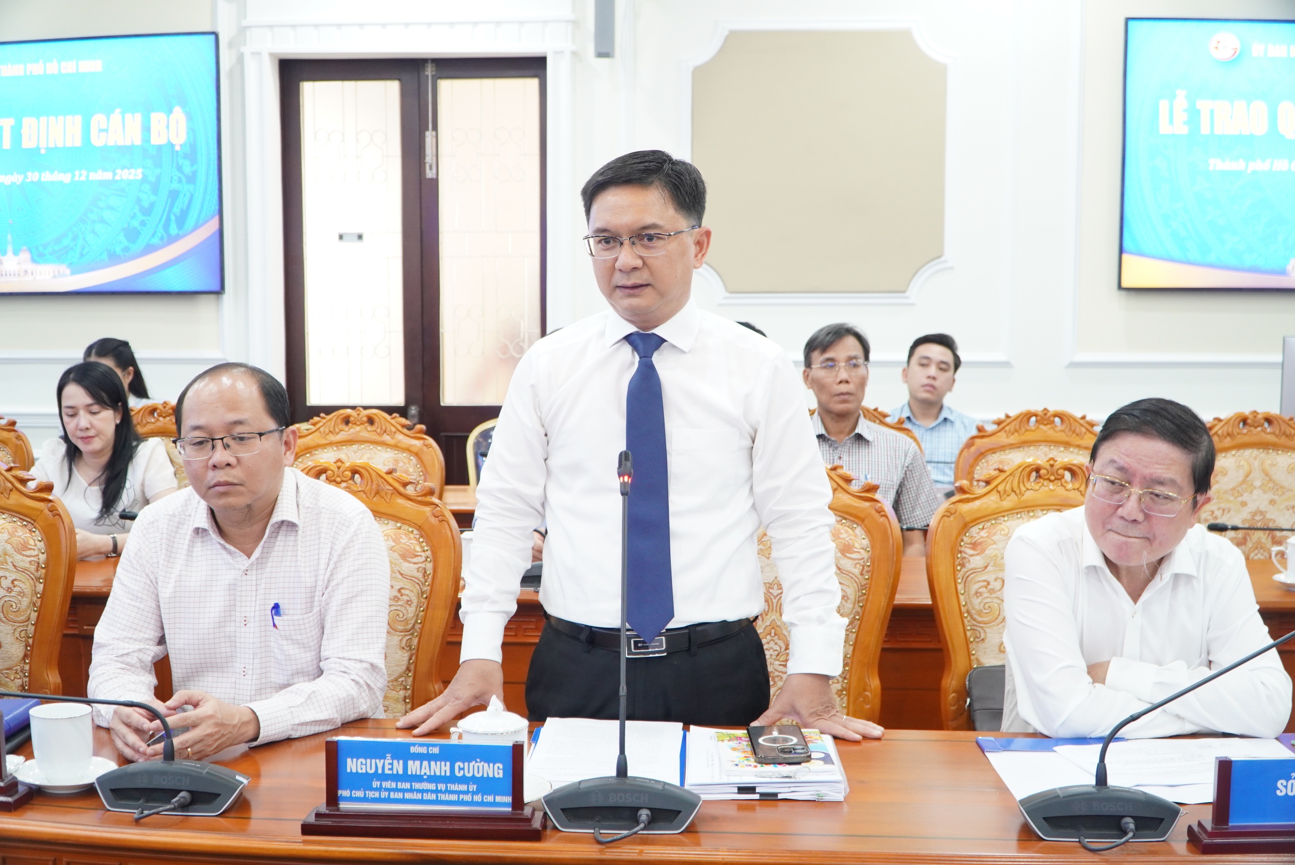 TPHCM: bổ nhiệm Phó Chánh Văn phòng UBND thành phố và Giám đốc, Chủ tịch các đơn vị - Ảnh 3.