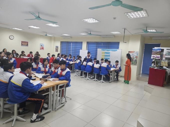 Cô Phạm Thị Linh Chi áp dụng phương pháp giảng dạy sử dụng công nghệ và hoạt động tương tác để học sinh tiếp thu kiến thức tự nhiên, hiệu quả. Ảnh: Công ty Cổ phần Đầu tư và Phát triển Giáo dục Hà Nội