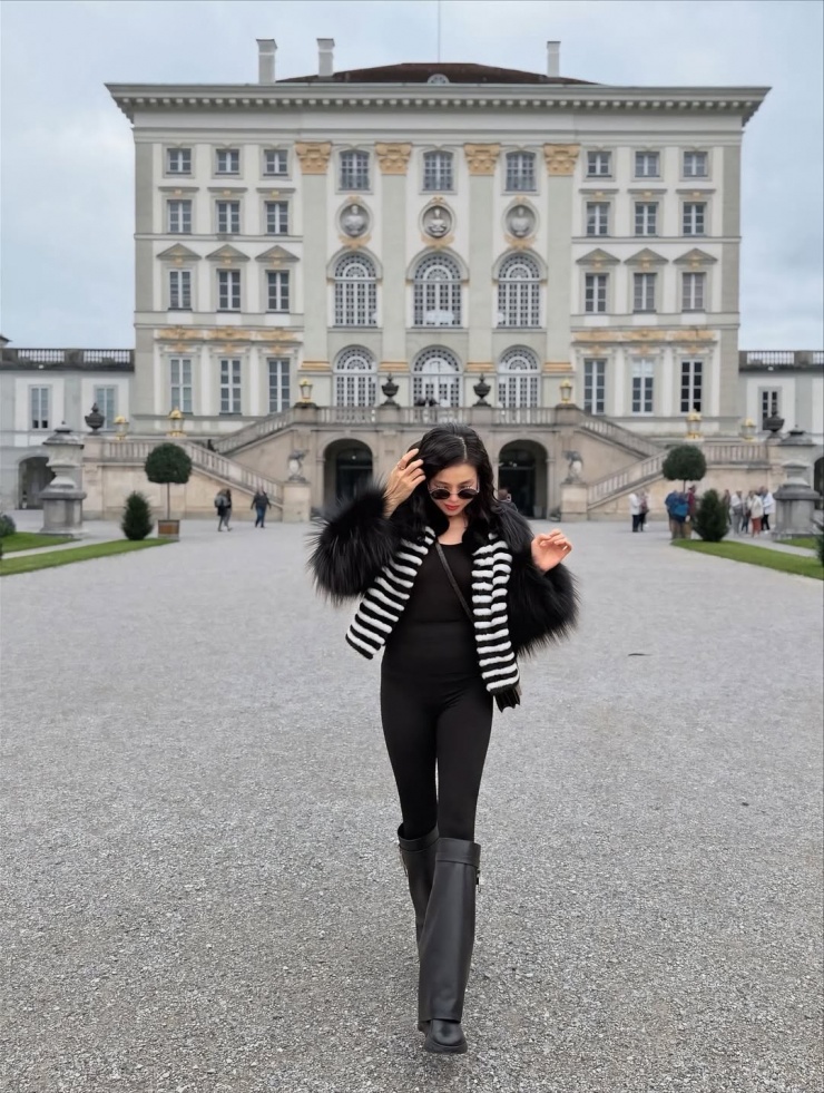 Bộ sưu tập quần kéo dài chân của Lệ Quyên 1 Trong chuyến đi chơi mùa thu ở châu Âu, Lệ Quyên chọn quần legging kết hợp bốt Givenchy và áo khoác lông. Bộ cánh tối màu và ôm dáng giúp cô trông mảnh mai hơn.