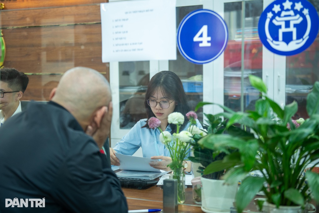 Bộ trưởng Bộ Nội vụ thông tin về thời điểm đề xuất 5 bảng lương mới - 1