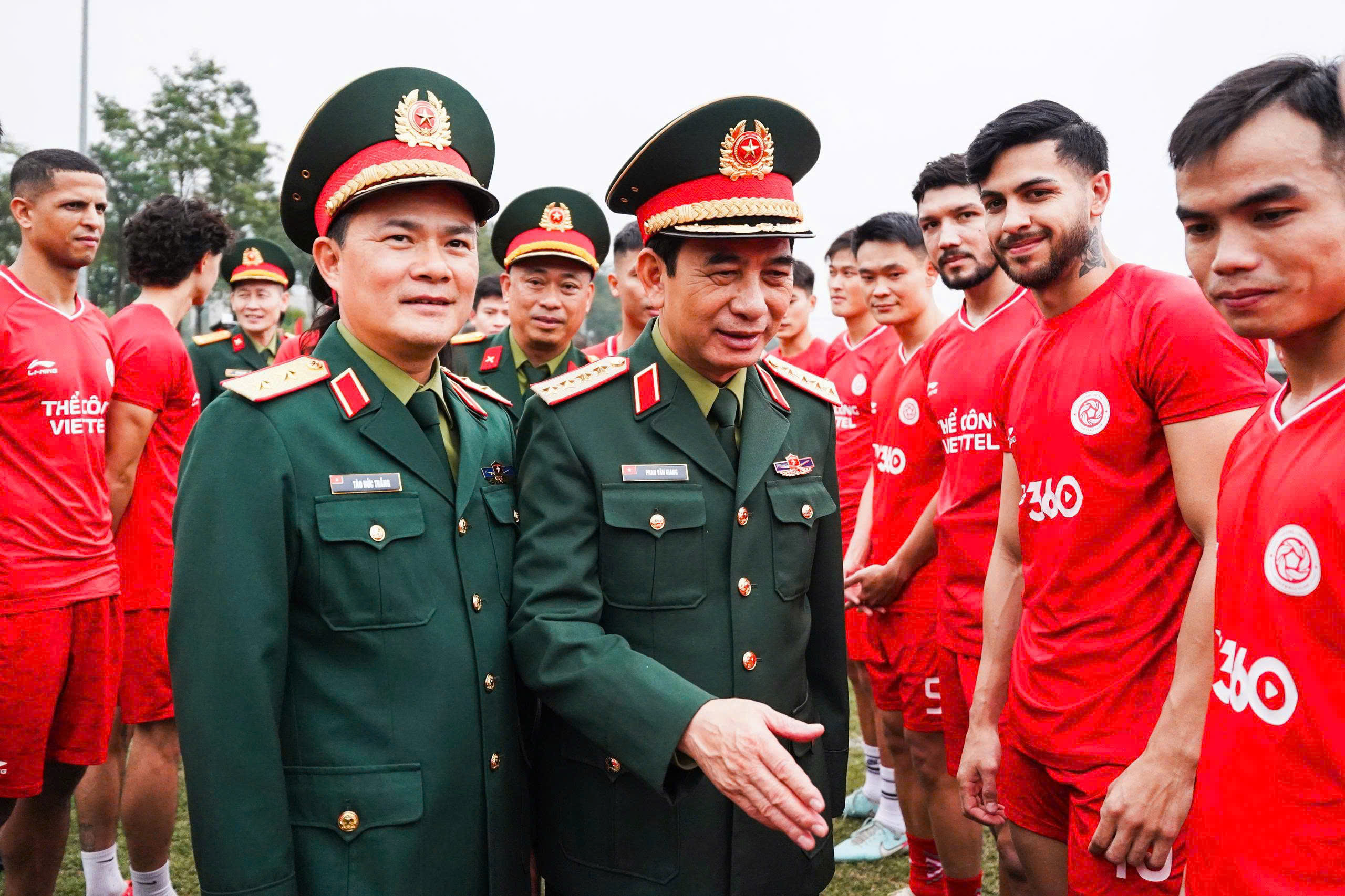 Bộ trưởng Bộ Quốc phòng gặp mặt, động viên CLB Thể Công - Viettel 1 Bộ trưởng Bộ Quốc phòng gặp mặt, động viên CLB Thể Công - Viettel - Ảnh 1.
