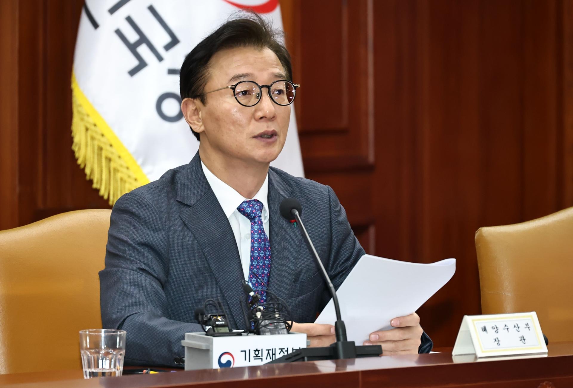 Bộ trưởng Hàn Quốc từ chức vì cáo buộc nhận hối lộ từ Giáo hội Thống nhất 1 Bộ trưởng Hàn Quốc từ chức vì cáo buộc nhận hối lộ từ Giáo hội Thống nhất - Ảnh 1.