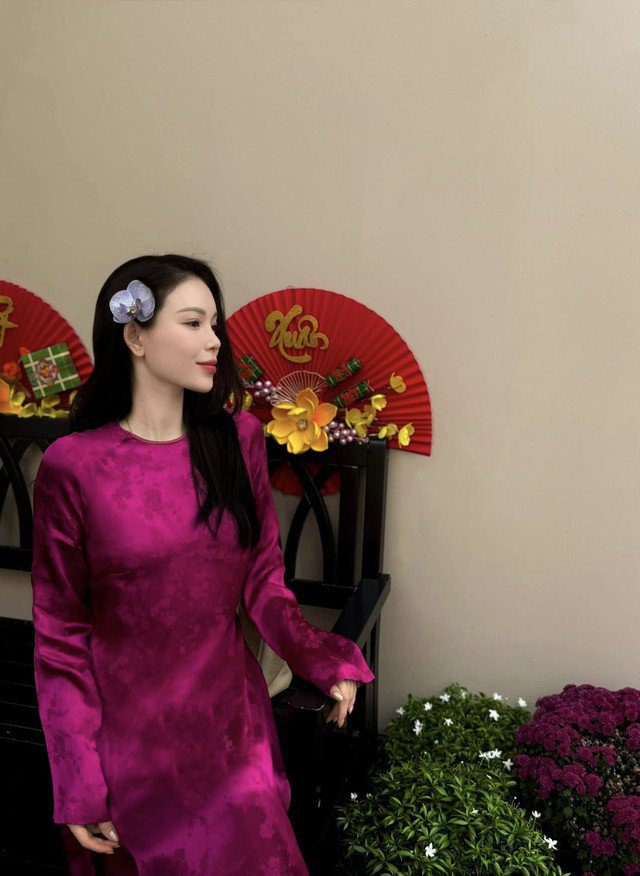 Bóc giá chiếc túi hàng hiệu của Linh Rin trong đám cưới con gái tỉ phú Johnathan Hạnh Nguyễn khiến dân mạng bất ngờ 1 Linh Rin là con dâu thứ của tỉ phú Johnathan Hạnh Nguyễn. Trong đám cưới của Tiên Nguyễn, cũng như Tăng Thanh Hà, sự xuất hiện của cô nhận được quan tâm của công chúng vì phong cách thời trang thanh lịch, nhan sắc thu hút.