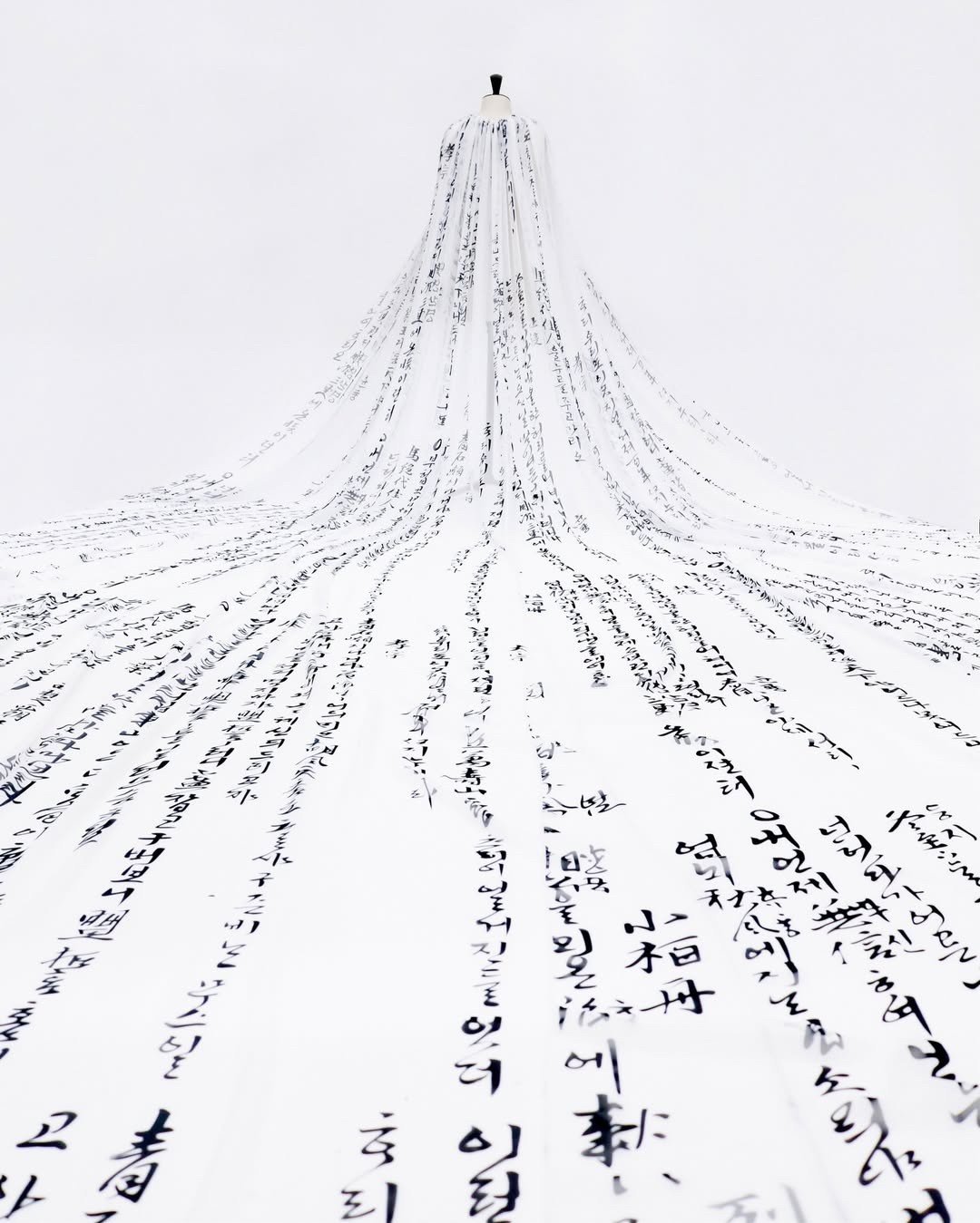 Bóc tách ẩn ý từng chi tiết trang phục của Jennie, bảo sao là "con cưng Hàn Quốc" - 3