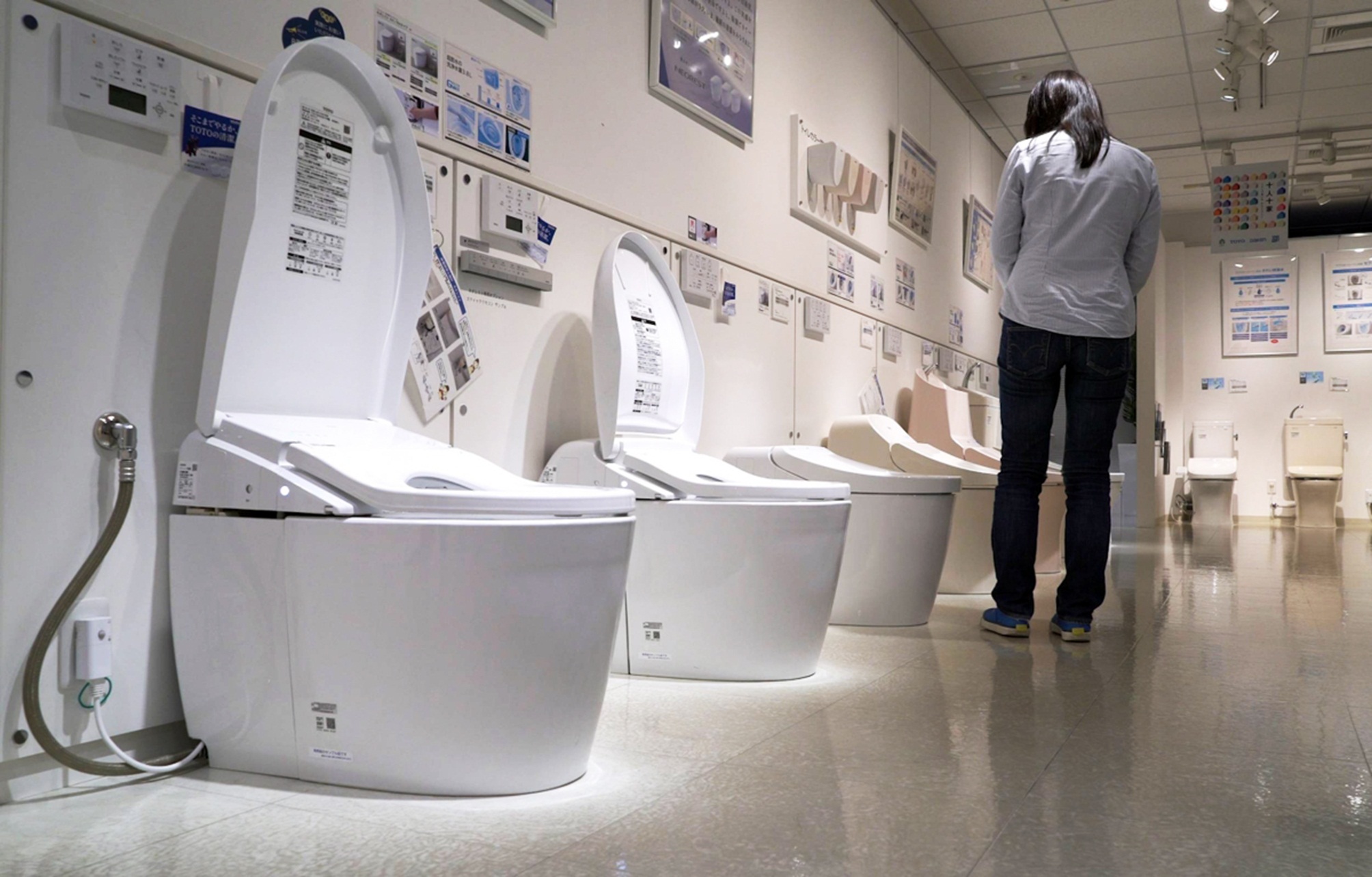 Bồn cầu thông minh giúp tầm soát ung thư, sỏi thận, dự đoán mãn kinh... 1 bồn cầu thông minh - Ảnh 1.