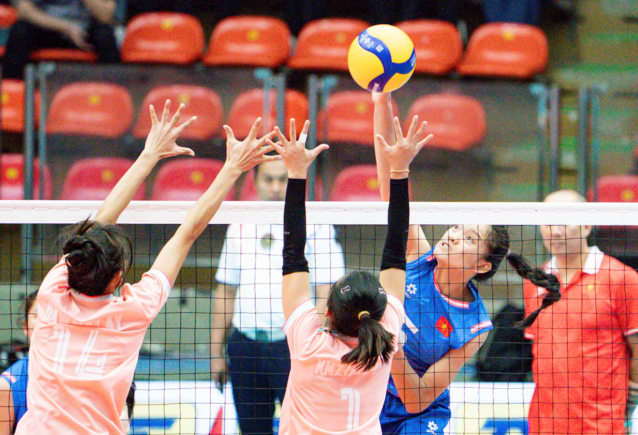 Bóng chuyền nữ Việt Nam thắng nhanh Myanmar 3-0 ở trận ra quân SEA Games 33 1 bóng chuyền - Ảnh 1.