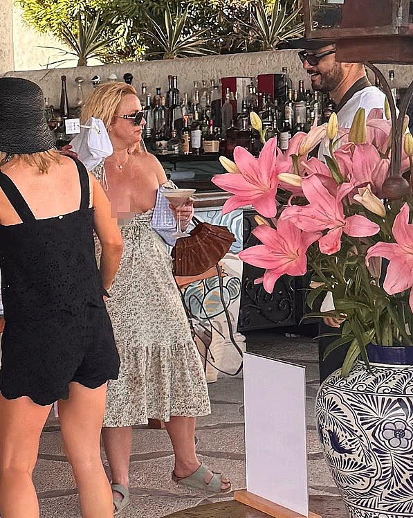 Britney Spears mặc lôi thôi, lộ ngực khi đi dạo ở resort 1 Britney Spears được chụp ảnh tại resort ở Cabo hôm 9/12. Ảnh: Daily Mail