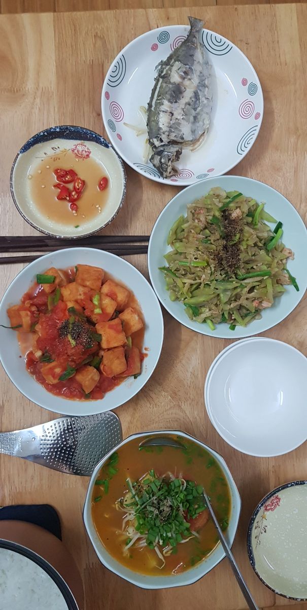 Bữa cơm 80k 4 món của vợ chồng ở TP.HCM gây tranh cãi- Ảnh 1.