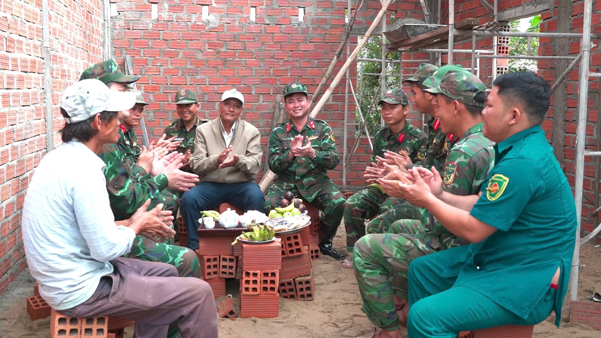 Bữa khoai, sắn nghĩa tình vùng lũ Gia Lai gửi bộ đội Chiến dịch Quang Trung - Ảnh 1.