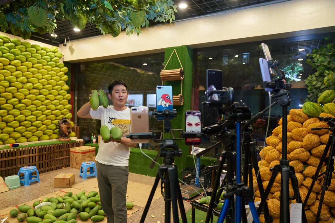 Góc khuất sau những phiên livestream 