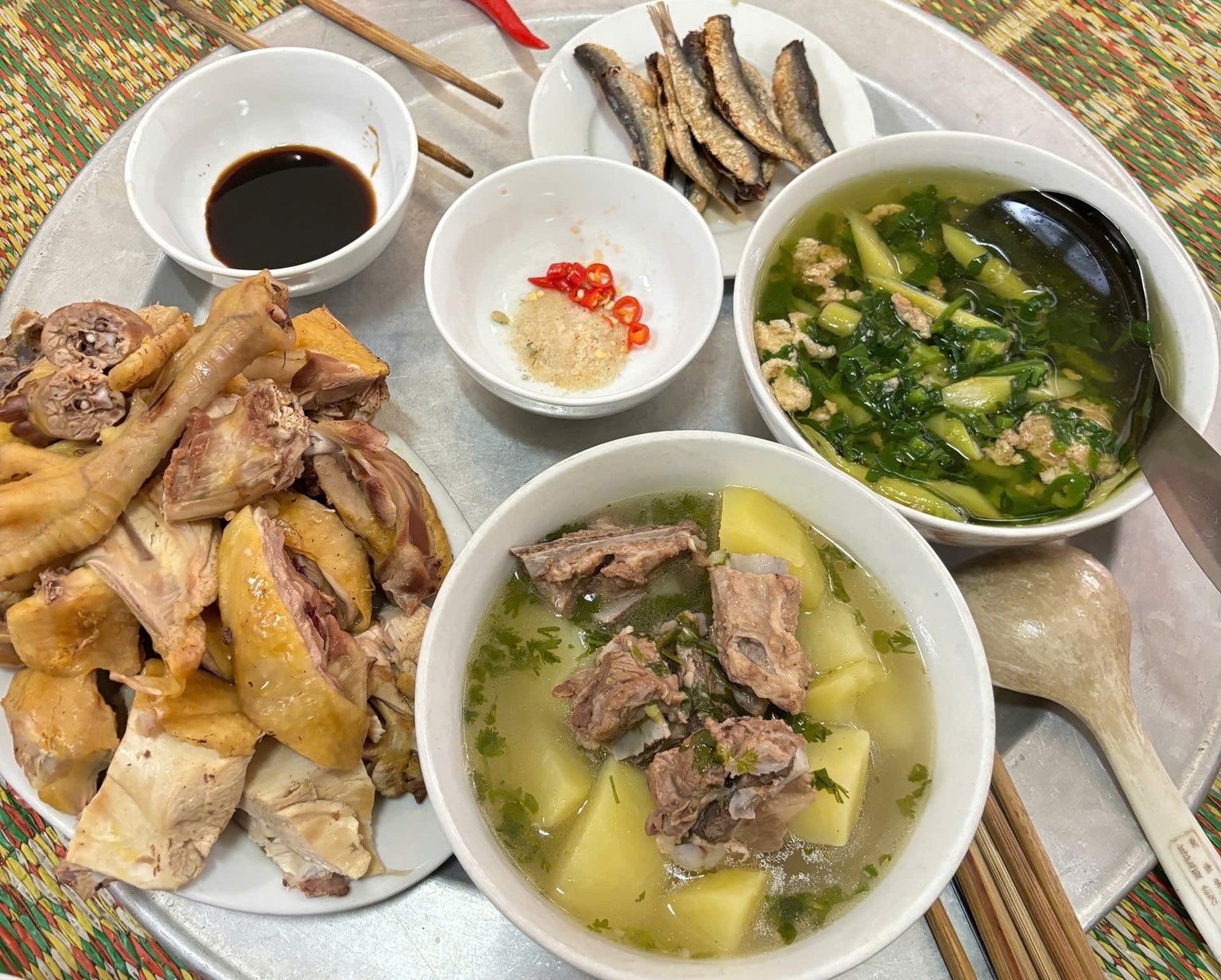 Bức ảnh “bữa ăn sang” hơn 300 nghìn của cặp vợ chồng khiến nhiều người vui lây- Ảnh 1.