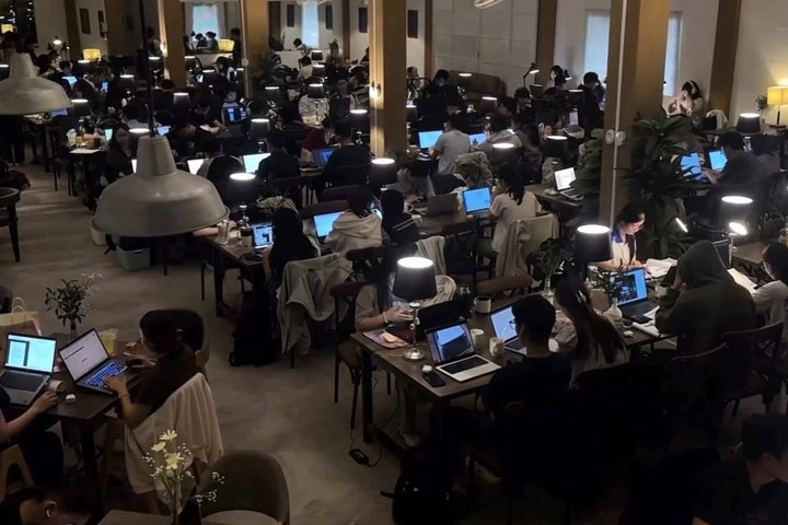 Bức ảnh 'hot' khiến dân mạng tranh cãi việc ‘học, làm ở quán cà phê có lãng phí’- Ảnh 1.