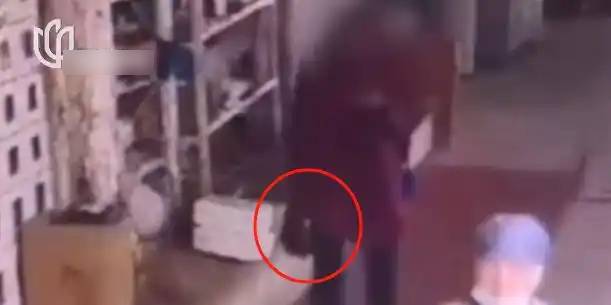 Bức xúc vì bị khách đánh giá xấu, shipper đã lén lút làm 1 điều khi giao hàng- Ảnh 2. Bức xúc vì bị khách đánh giá xấu, shipper đã lén lút làm 1 điều khi giao hàng- Ảnh 2.