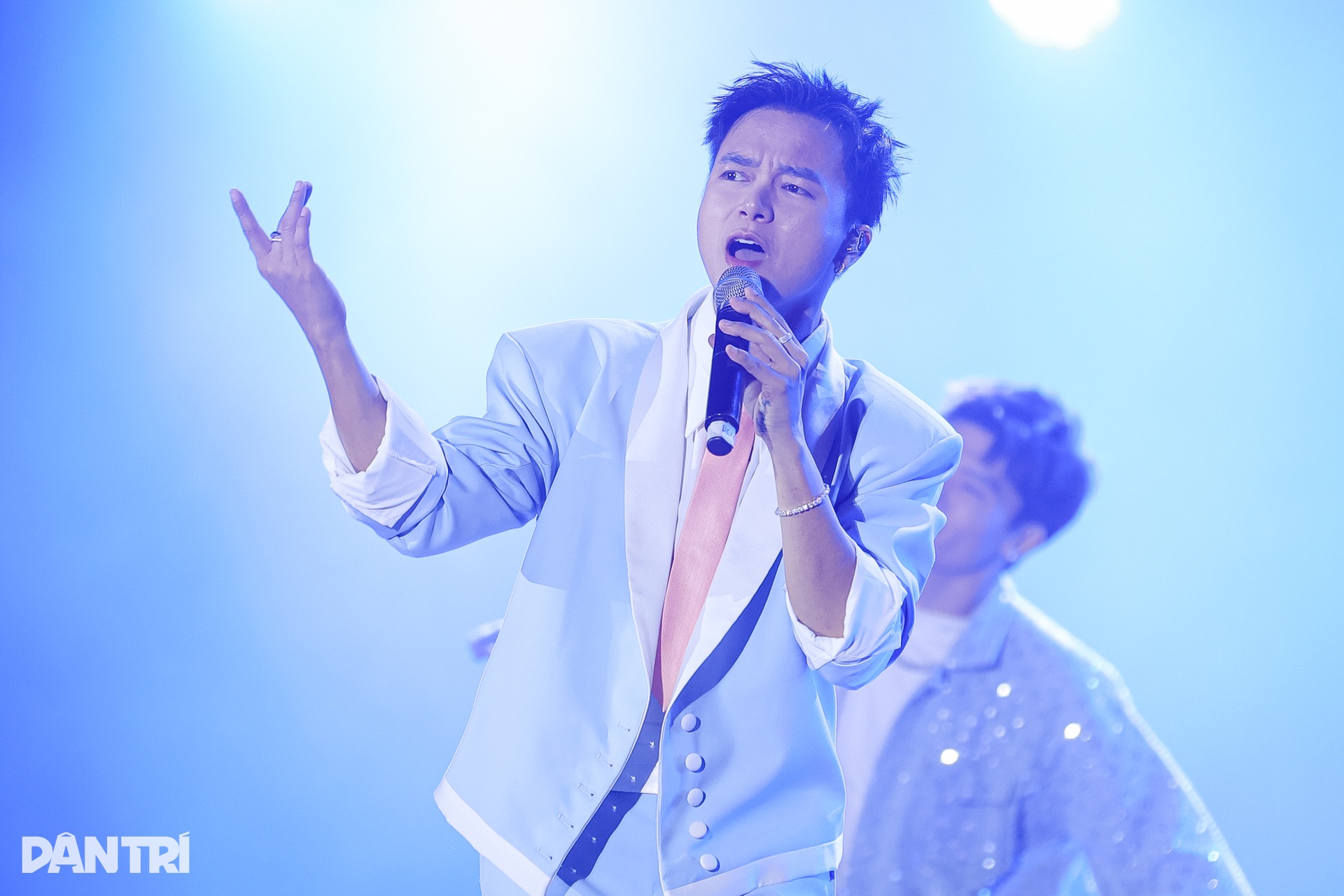 Bùi Công Nam và Lâm Bảo Ngọc đọ chất giọng cao vút - 1 Bùi Công Nam và Lâm Bảo Ngọc đọ chất giọng cao vút - 1