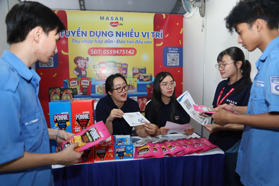 Bùng nổ tuyển dụng cuối năm - Ảnh 1. Bùng nổ tuyển dụng cuối năm - Ảnh 1.