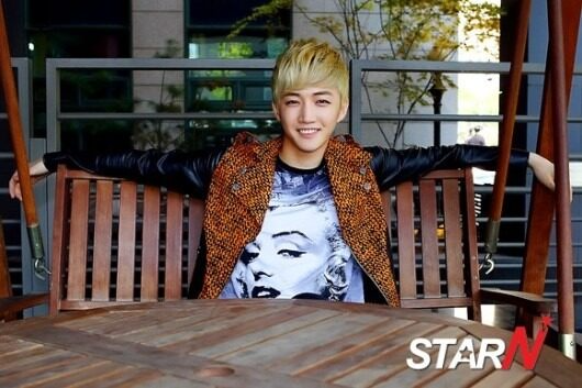 Bước ngoặt không ngờ của nam ca sĩ hết thời, phải làm thêm quần quật ở 3 nơi- Ảnh 1. Bước ngoặt không ngờ của nam ca sĩ hết thời, phải làm thêm quần quật ở 3 nơi- Ảnh 1.