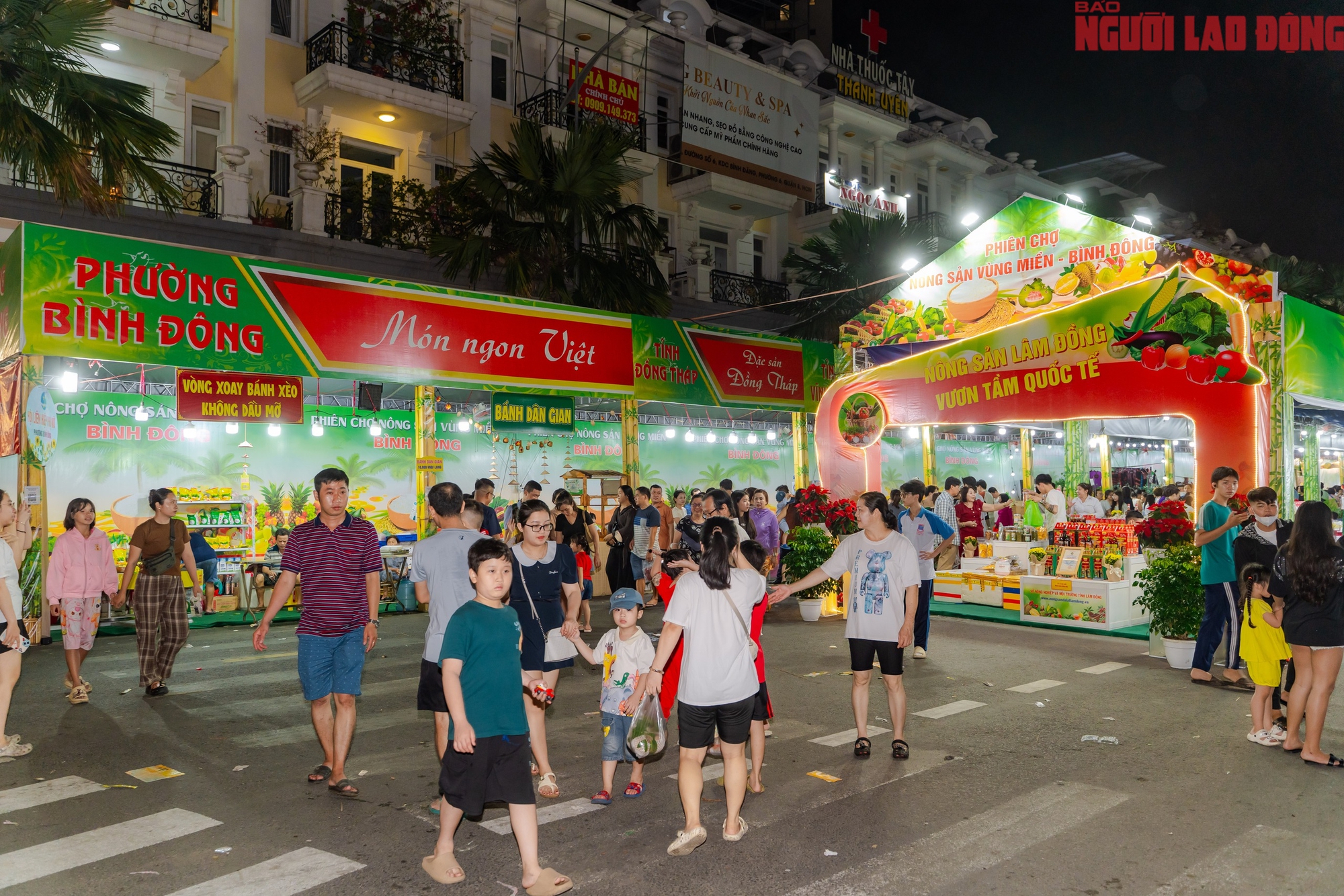 VIDEO: Bưởi tiến vua, na mùi sầu riêng, chuối bàn tay Phật giá dưới 1 triệu “đổ bộ” TPHCM dịp Tết 2026 - Ảnh 1.