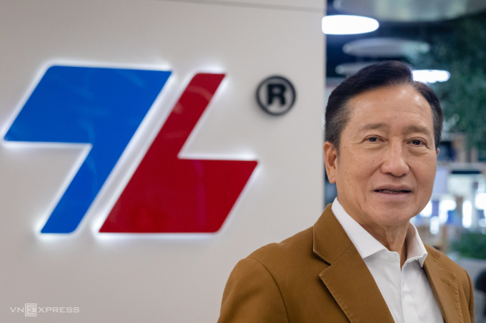 Ông Cô Gia Thọ, Chủ tịch Hội đồng quản trị Tập đoàn Thiên Long, trả lời phỏng vấn VnExpress tại văn phòng hồi tháng 3/2025. Ảnh: Thành Nguyễn