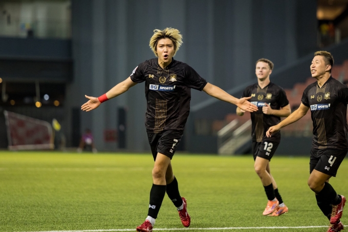 Tiền đạo Nhật Bản Seiga Sumi (số 7) mừng bàn thắng trong trận thua Albirex Niigata 1-3 ở lượt về, nhưng thắng chung cuộc 5-3 tại bán kết Cup Quốc gia Singapore, trên sân Tampines ở Singapore vào ngày 20/12/2025. Ảnh: Tampines Rovers