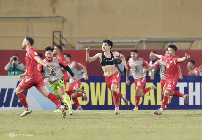 Tiền đạo Công an Hà Nội Nguyễn Đình Bắc (giữa) mừng bàn thắng ở phút 90 trong trận thắng Bắc Kinh Quốc An (Trung Quốc) 2-1 ở lượt năm bảng E AFC Champions League Two 2025-2026, trên sân Hàng Đẫy, Hà Nội ngày 27/11/2025. Ảnh: Hoàng Huynh
