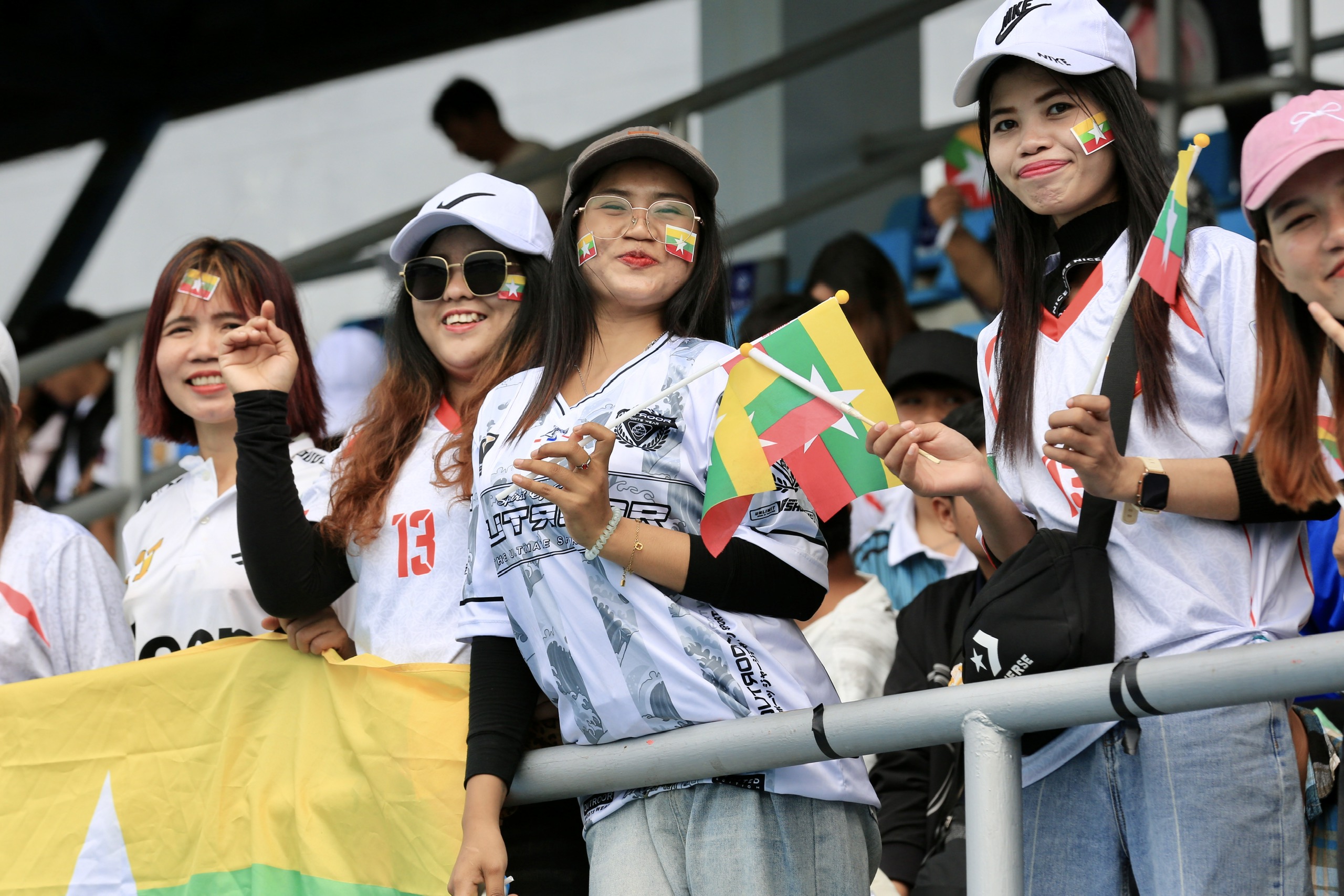 CĐV Myanmar đông khủng khiếp trên sân Chonburi, nóng rực trận sinh tử của đội tuyển nữ Việt Nam- Ảnh 1. CĐV Myanmar đông khủng khiếp trên sân Chonburi, nóng rực trận sinh tử của đội tuyển nữ Việt Nam- Ảnh 1.