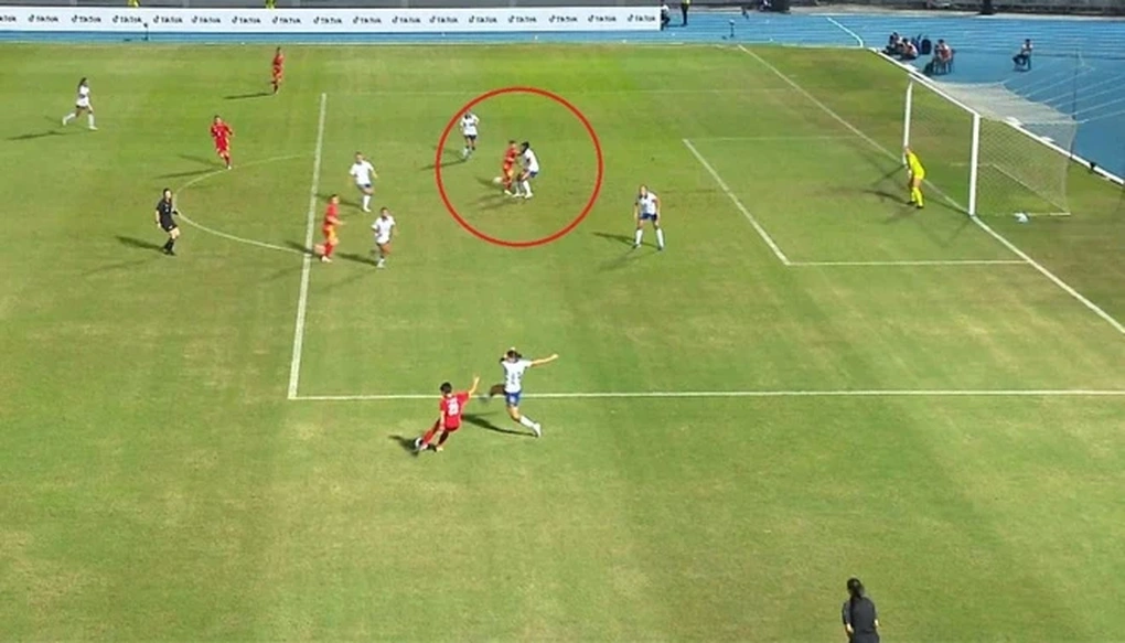 CĐV thế giới phản ứng gay gắt khi tuyển nữ Việt Nam mất bàn thắng oan ức - 1