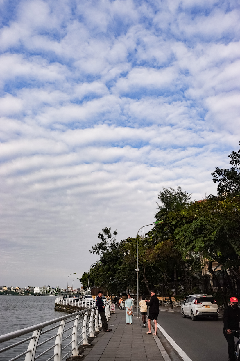 Cả Hà Nội rủ nhau ra đường trong ngày chất lượng không khí lọt top tốt nhất thế giới- Ảnh 1.