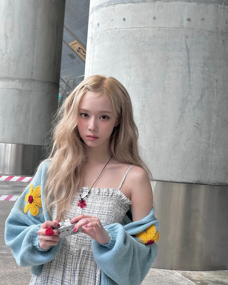 Cả Hàn Quốc phát điên vì cặp đôi này: Đỉnh lưu toàn cầu cưng bạn gái như công chúa, đang nhập ngũ cũng làm điều ngoại lệ cho nàng- Ảnh 1.