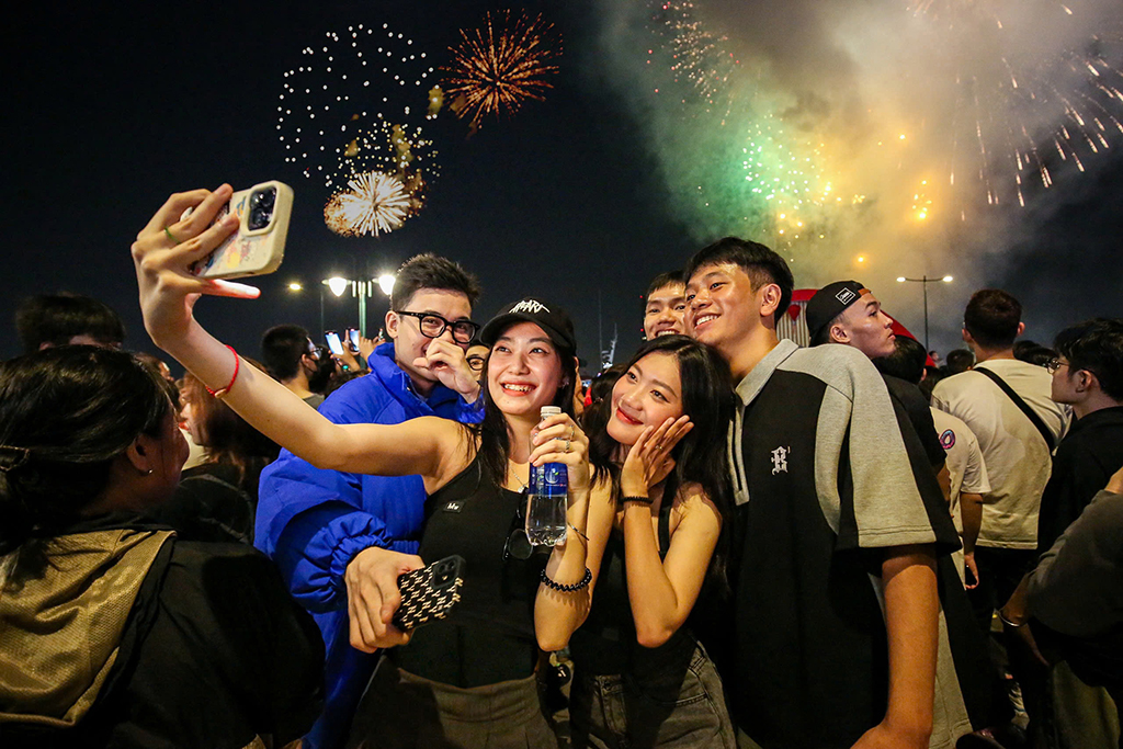 Cả nước tưng bừng đón kỷ nguyên mới- Ảnh 1.