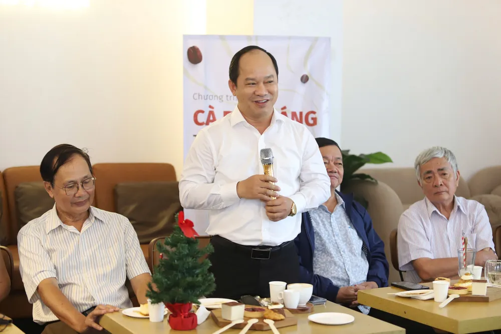 Ông Lê Đức Thanh, Bí thư Đảng ủy phường Tân Định, phát biểu tại chương trình "Cà phê sáng". Ảnh: HÀ THƯ ca-phe-sang-phuong-tan-dinh-7.jpg