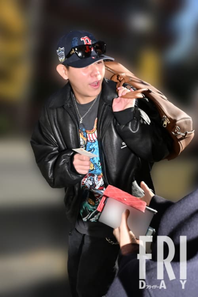 Cấp báo: Ca sĩ L hạng A và ngọc nữ M yêu bí mật đã dọn tới sống sát cạnh nhau- Ảnh 2. Cấp báo: Ca sĩ L hạng A và ngọc nữ M yêu bí mật đã dọn tới sống sát cạnh nhau- Ảnh 2.