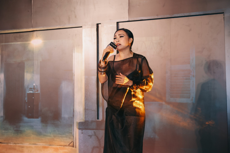 Phương Thanh hát live tại buổi ra mắt Nhà hai chủ. Ảnh: Thanh Ngân.