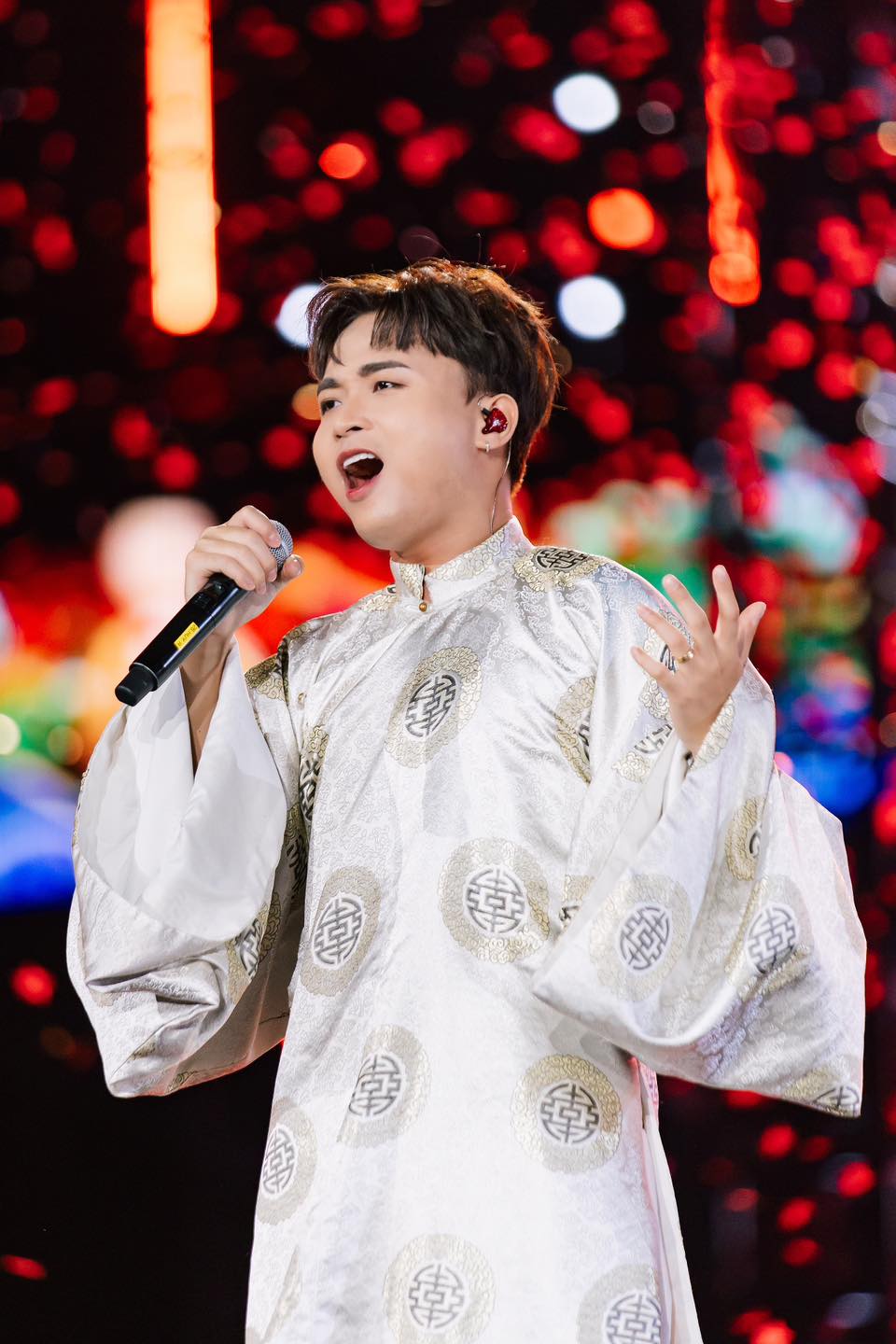 Ca sĩ sở hữu hit trăm triệu view, cả nước thuộc nhạc phải làm shipper để trả tiền nhà- Ảnh 1.